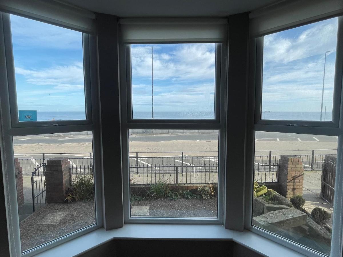 The Beach Front Apartment, Amazing Frontline Sea Views タインマス エクステリア 写真